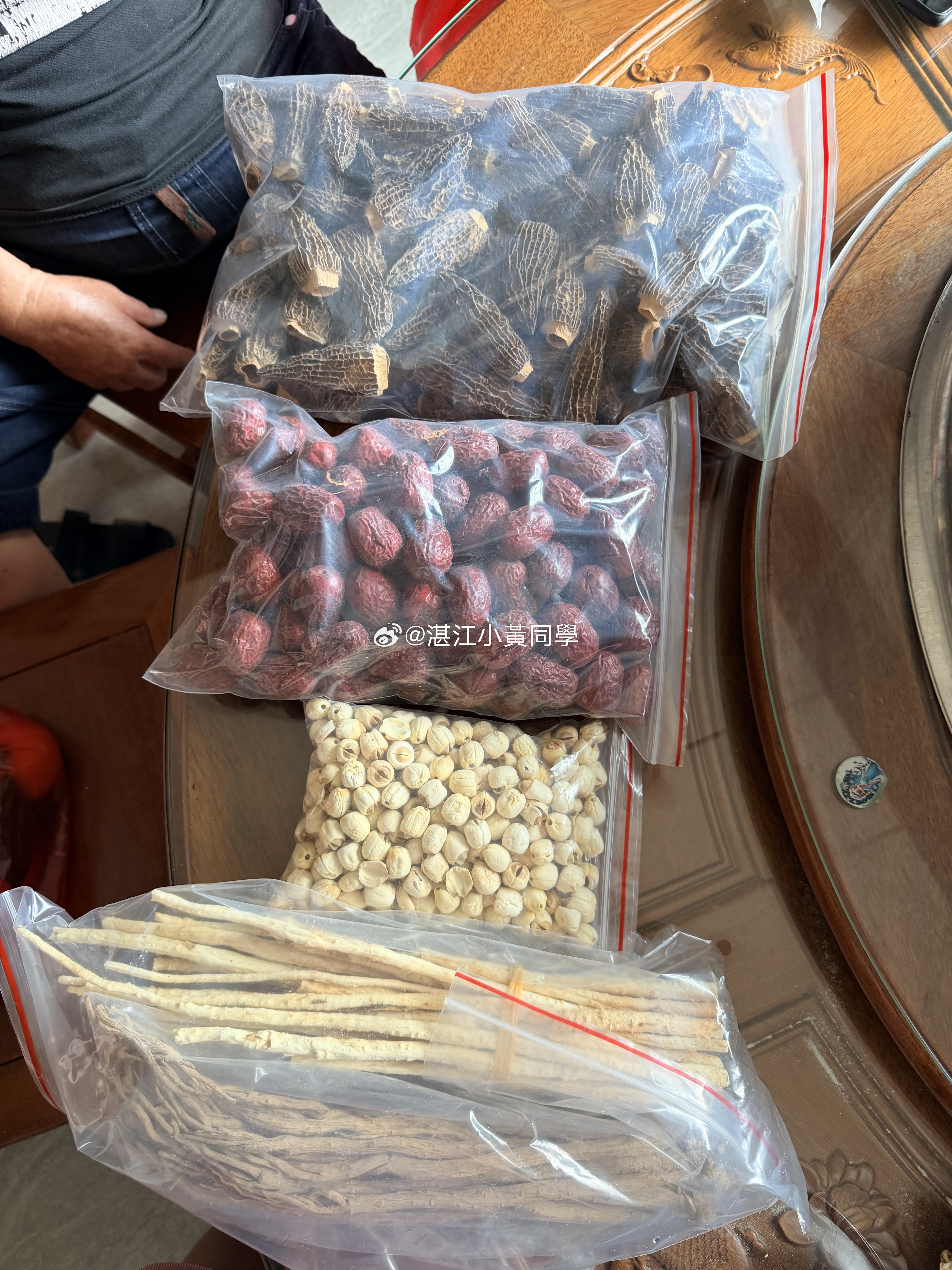 这样的天气不煲汤喝不行，材料买好了，就差你抓只走地鸡来煲了吴川