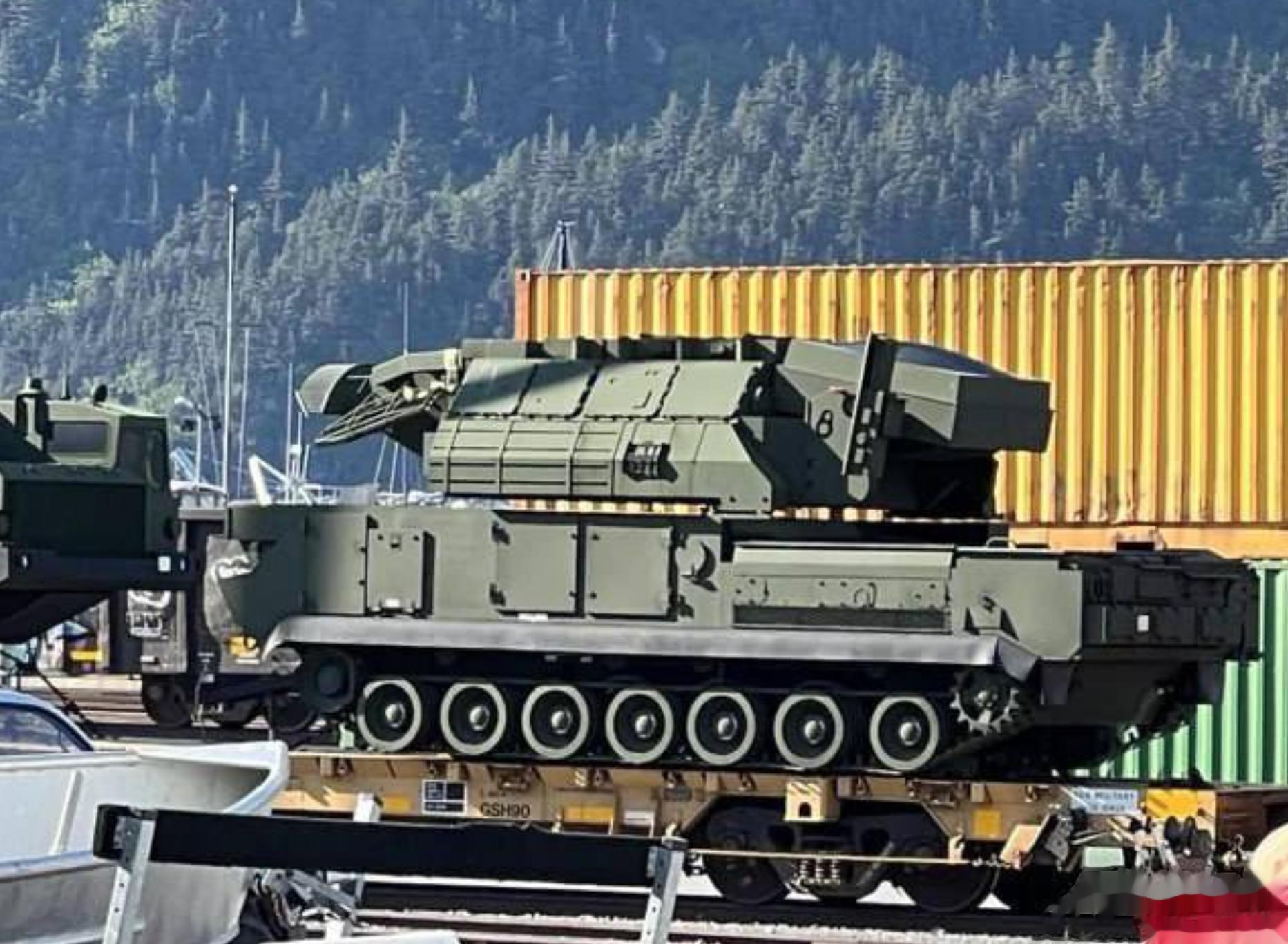 出现在美国本土的俄制“道尔M1”防空导弹系统模型和S-300PS防空导弹系统5N