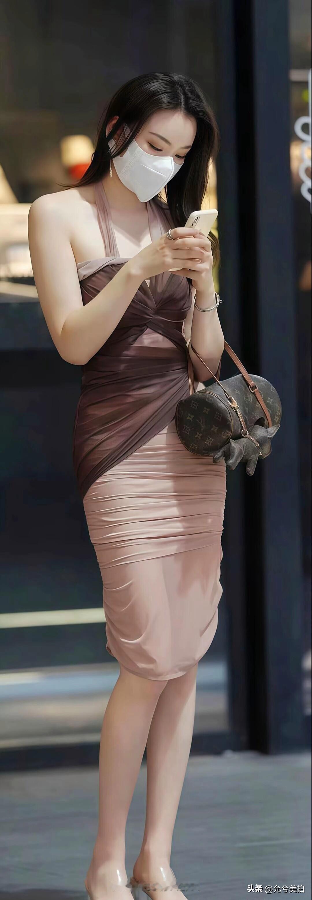 优雅街拍，时尚穿搭，口罩下的美丽穿高跟鞋到底要不要穿袜子 经典小黑裙如何配出高级