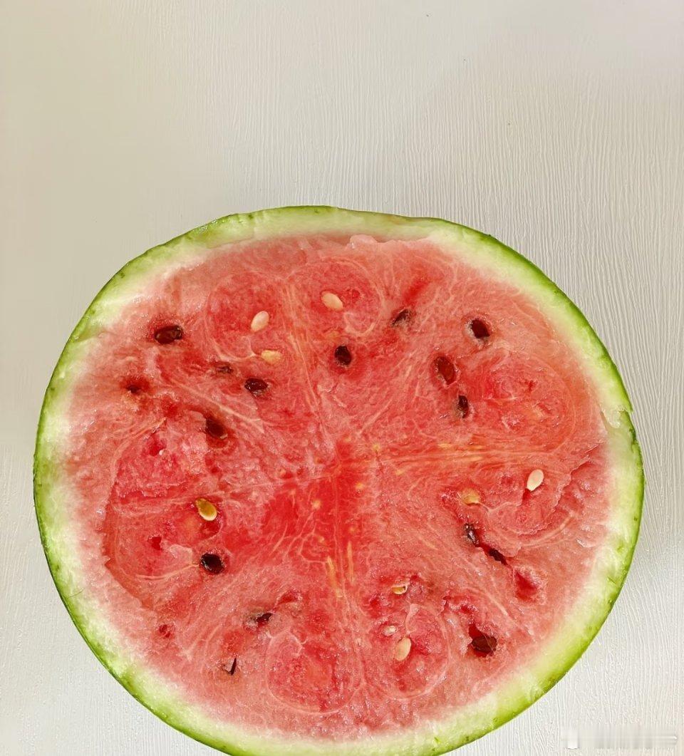夏日吃瓜秘籍：不脏手切西瓜法，一学就会！ 炎炎夏日，吃西瓜是最爽的事儿，但切西瓜
