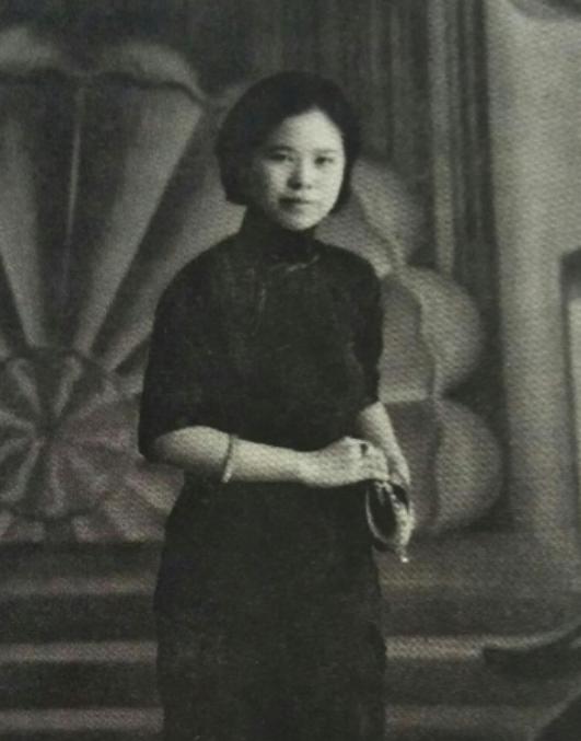 1947年重庆杨家山的阴暗囚室里，特务假借治病为名，把致命药剂强行推进谢葆真的小