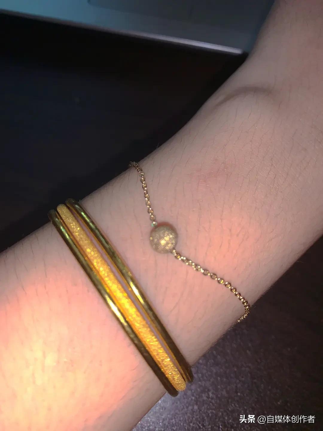 金价大跳水！30克金镯省6000，年初追高的人亏麻了
 
黄金价格大跳水，当下入