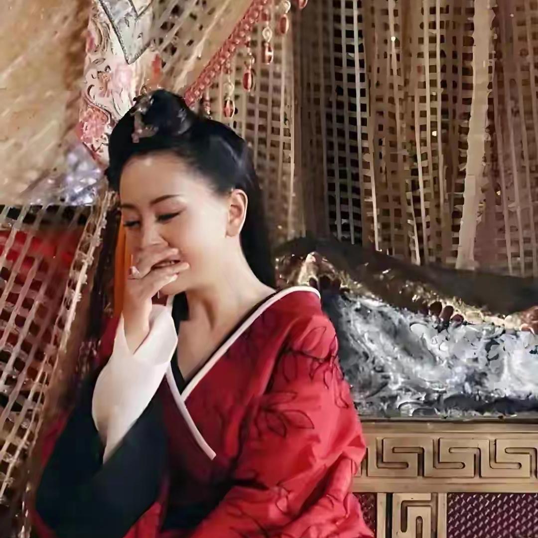 霍成君哭求皇帝：看在我爹霍光份上，饶了我娘和霍家后人吧
 
宫殿里的哭声碎得像深