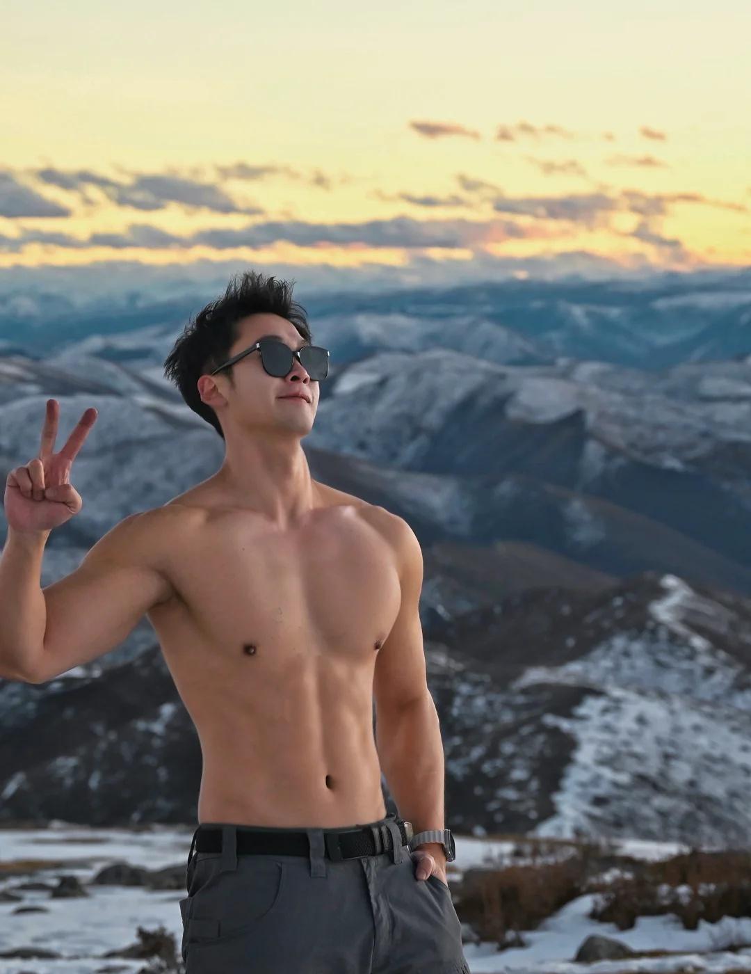 无人扶我青云志 我自踏雪至山巅⛰️
“雪山覆白 金辉满顶”
“我与霞光 皆为赤子