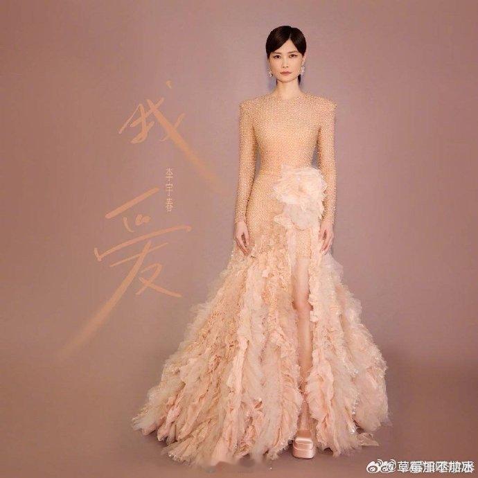 李宇春跨年舞台唱下个路口见   李宇春跨年舞台上的《下个路口见》，像是对过去一年