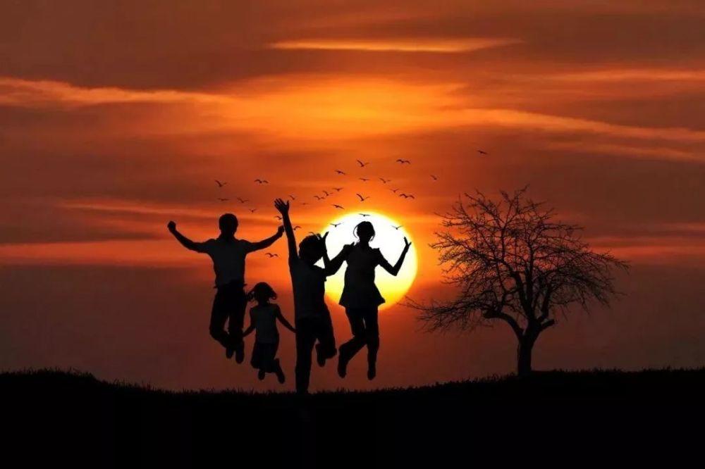 人到中年才懂：外围关系都是浮云，唯一靠谱的是这盏灯
街头巷尾的酒局散场时，总有人