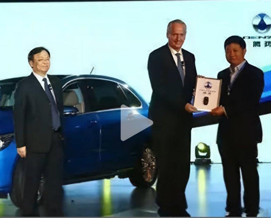 你没看错，第一辆腾势的车主是余承东。王传福亲自交车。那时候的余承东看着还挺稚嫩的