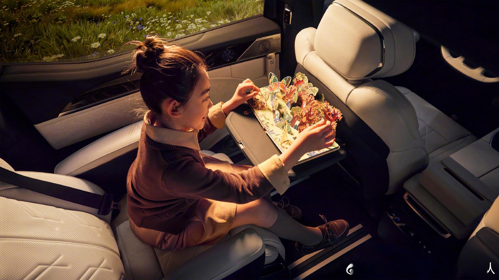 2026北京车展  极氪009的烟火与清欢极氪009推出七座齐家版“齐家”二字，