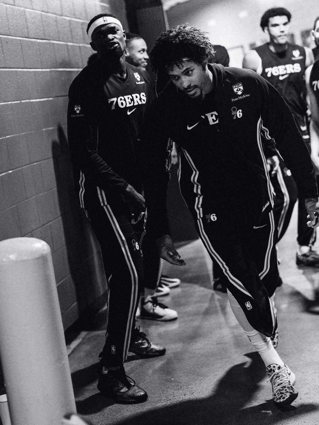 赛事图集！黑白滤镜！费城76人官方分享一组昨日对阵黄蜂队比赛时拍摄的球员现场酷图