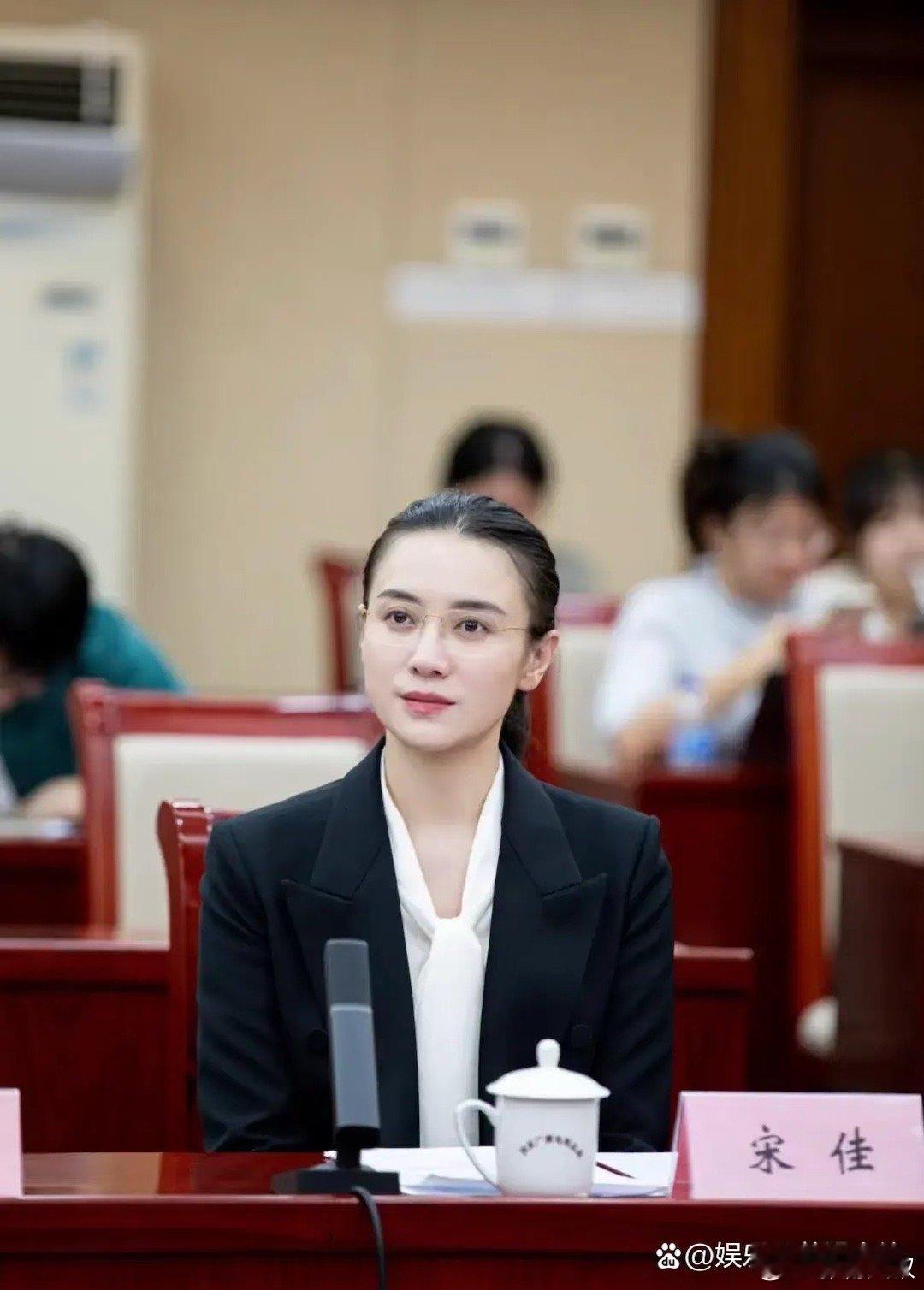 宋佳出席活动，一身西服打扮既简单又干练，十分吸睛。然而，坐在她旁边的袁子弹却让人