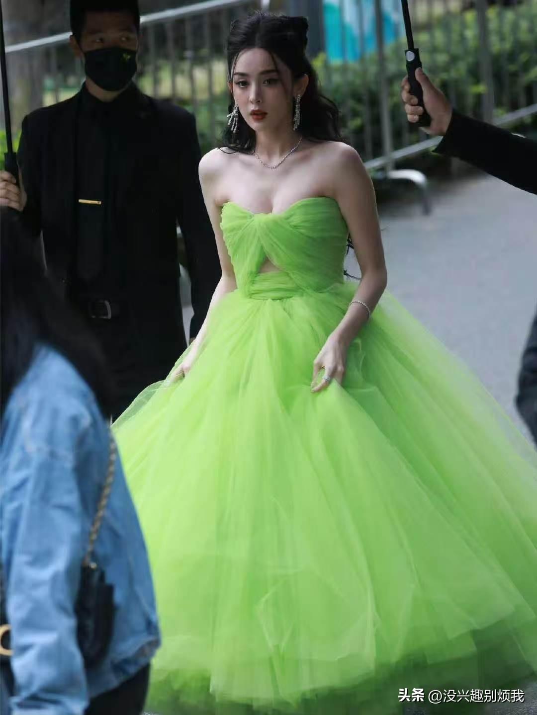 古力娜扎绿色抹胸蓬蓬裙，身材太好了