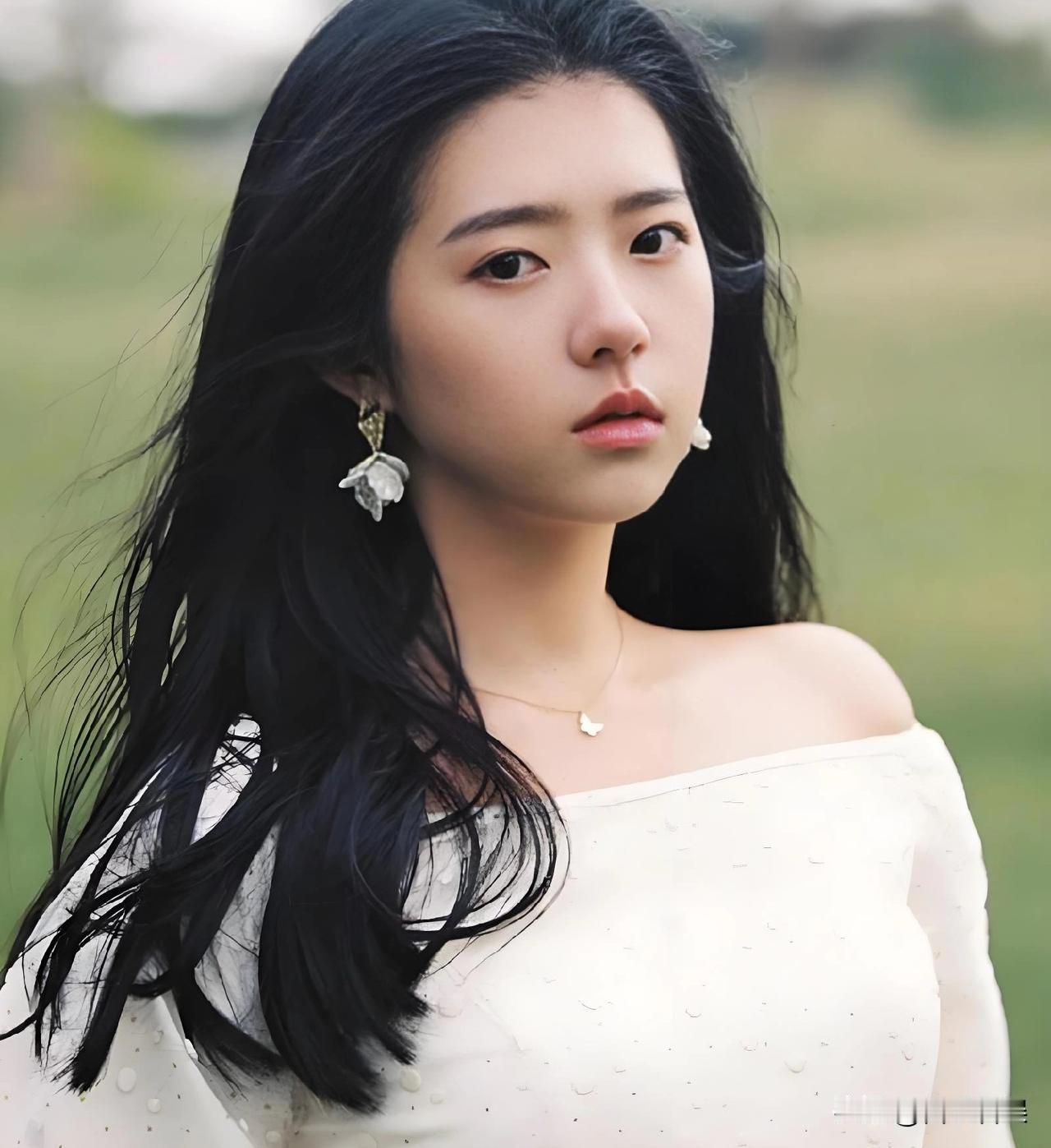 27岁女演员何蓝逗，太让人意外了！
 
6月1号，27岁女演员何蓝逗冲上了热搜，