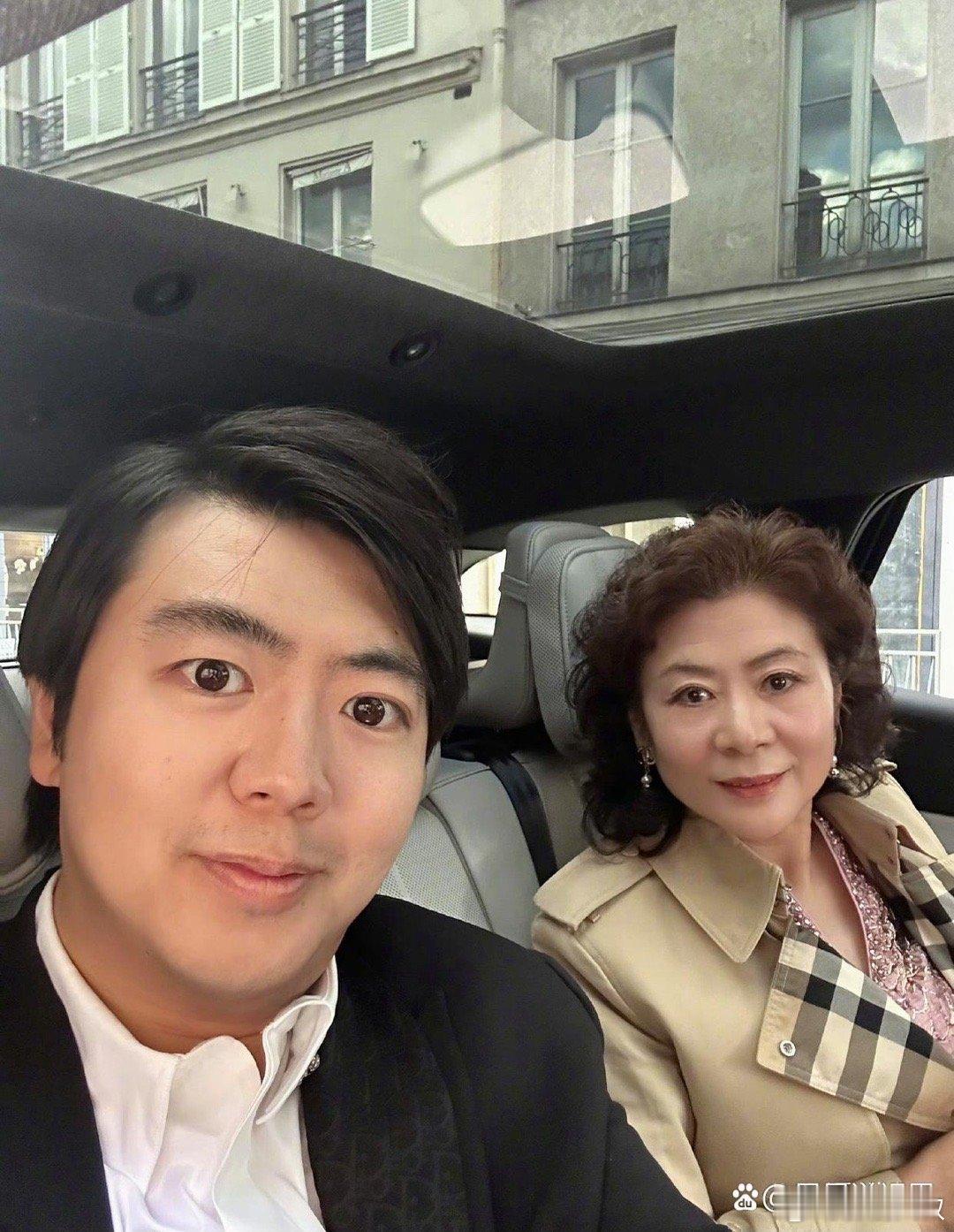 郎朗长得多像妈妈啊，但是郎母的高颜值和气质都没传到郎朗身上，不然郎朗可以成为颜值