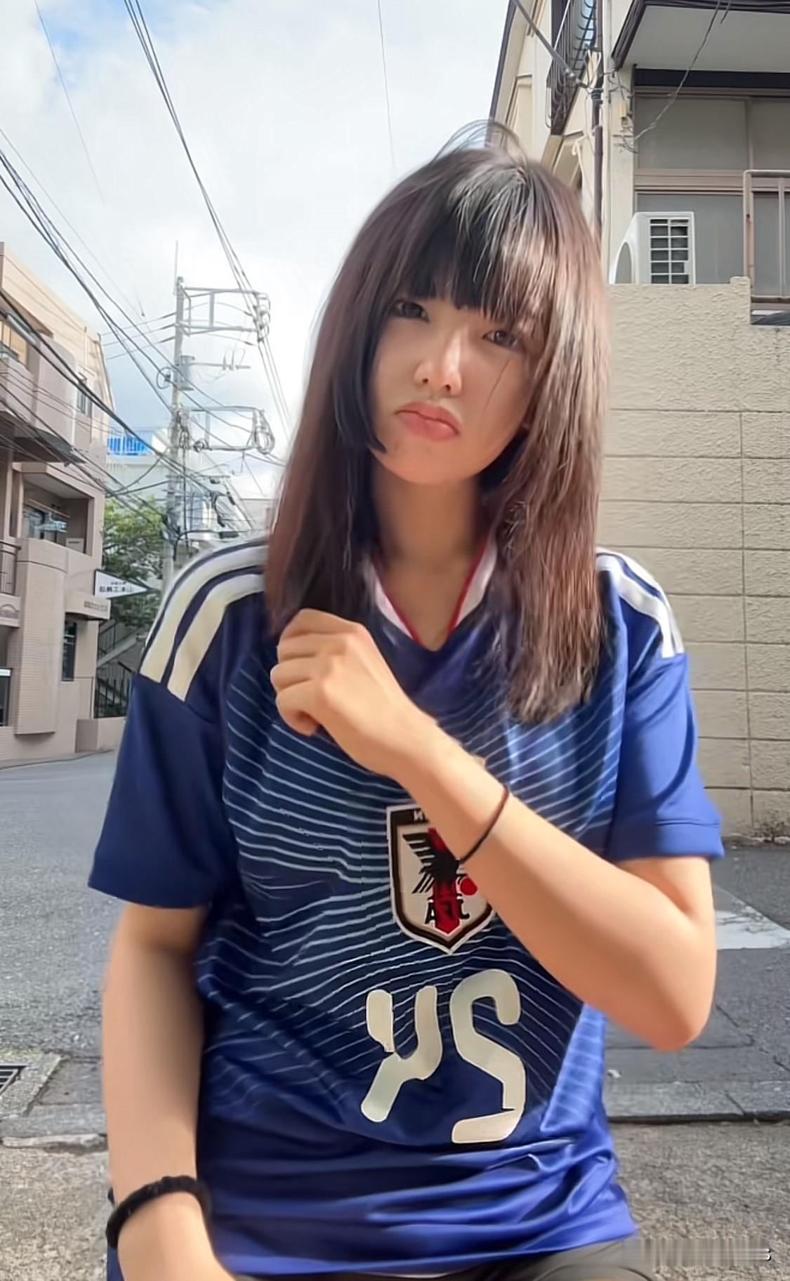 日本队4:0轻取突尼斯队，原来7:0中国队都可能是给面子了。中国球迷看到日本队五