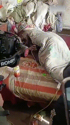 这样玩手机，脊椎应该都变形了吧。

孩子沉迷玩手机，该怪谁？
 
如今，孩子沉迷