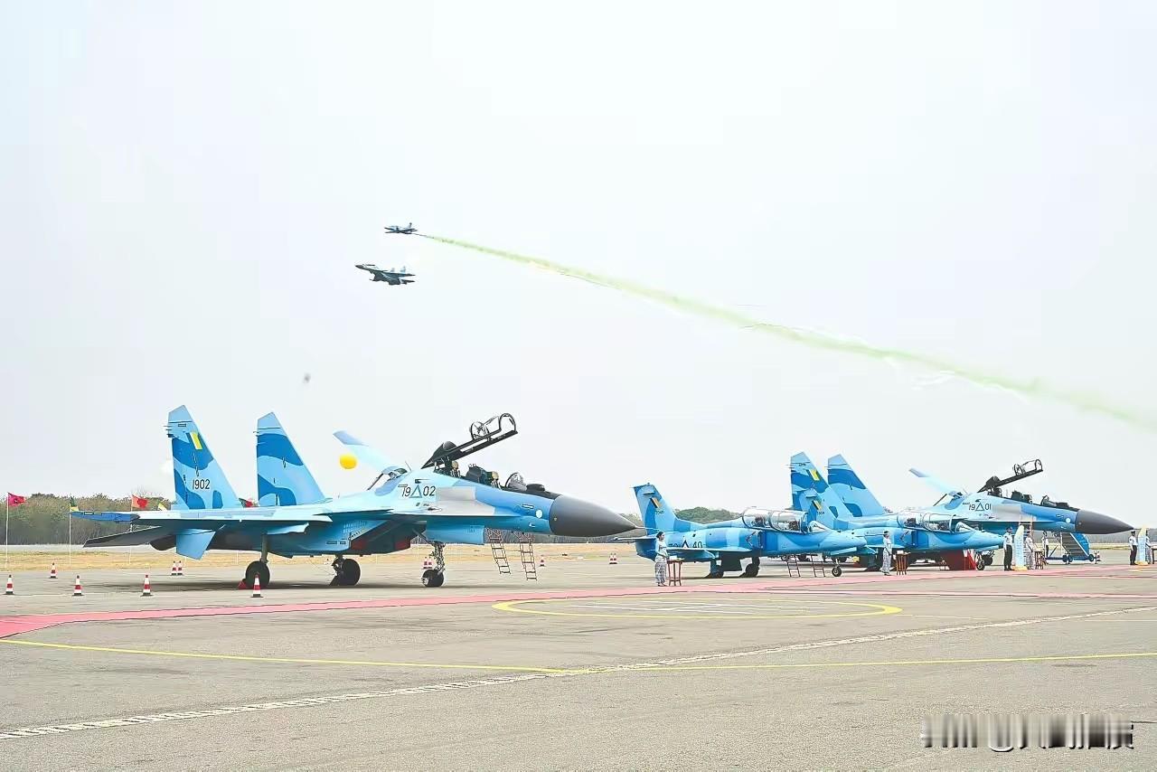 缅甸空军日前在曼德勒省密铁拉空军基地接收了2架苏-30SME战斗机和2架K-8初