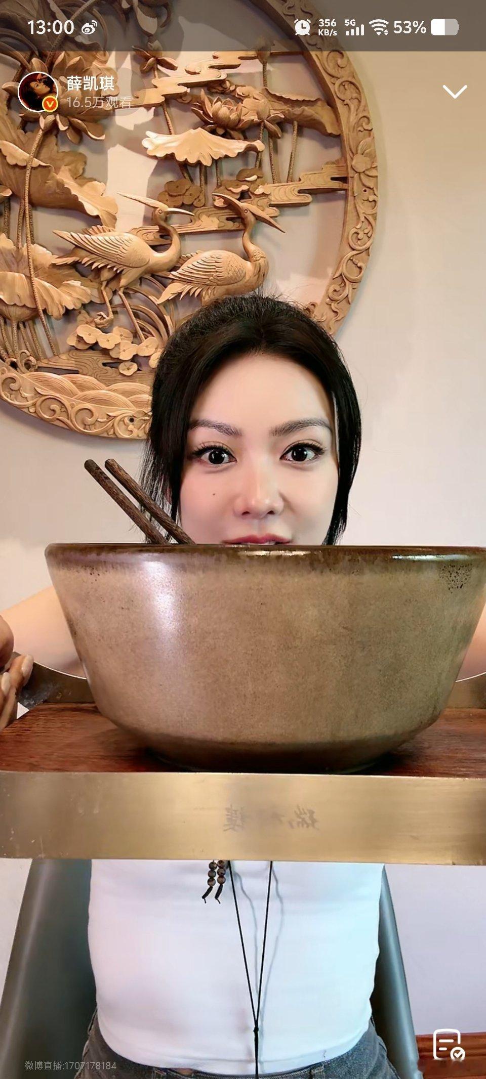 薛凯琪地狱厨神薛凯琪直播干米线画面太有爱，老牌地狱厨神再度营业，配料加不停氛围感