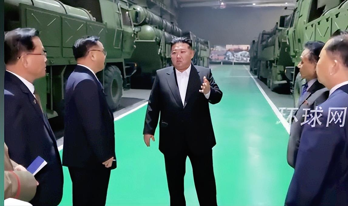 金正恩最近是出奇的“高调”，他专门去了一家核心军工厂，实地查看新款火箭炮车的生产