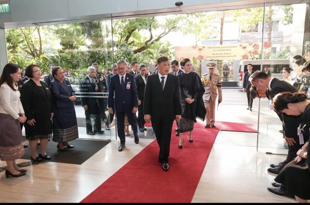 苏提达王后一出现，总是叫人眼前一亮真是优雅端庄的王后啊！3月16日，泰王夫妇驾驶