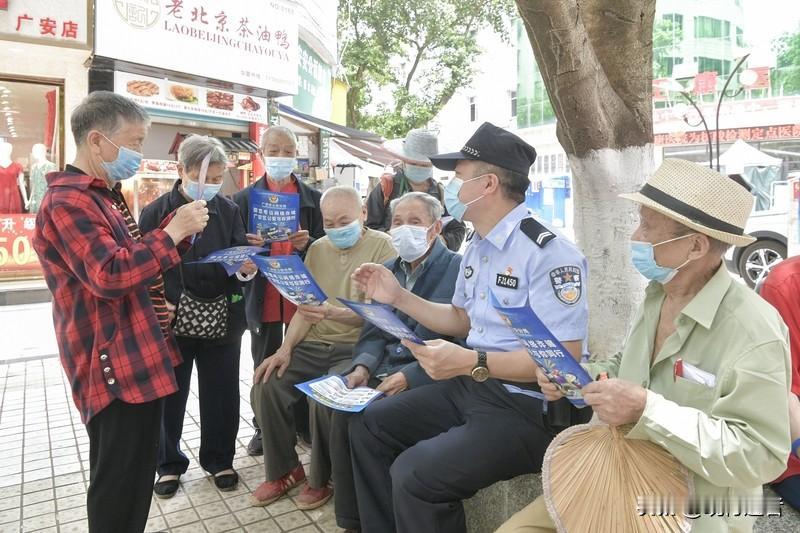 警惕街头扫码陷阱！那些免费赠送鸡蛋、香皂的小摊，往往暗藏玄机。不法分子专挑节俭的