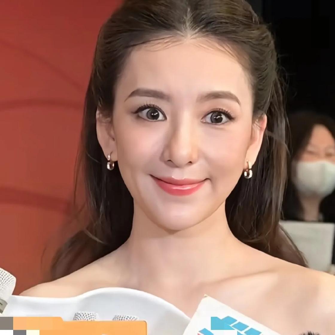 天王嫂
好紧绷
采访时一举一动都在留意镜头前的形象，生怕呈现出来的样子不够好看。