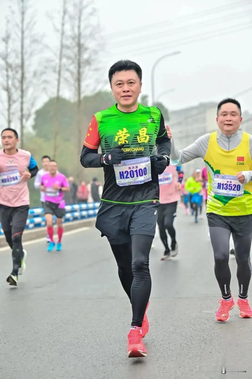60岁厅官半马1小时49分！碾压26岁健身网红，年龄真是借口吗？

你敢信？一位