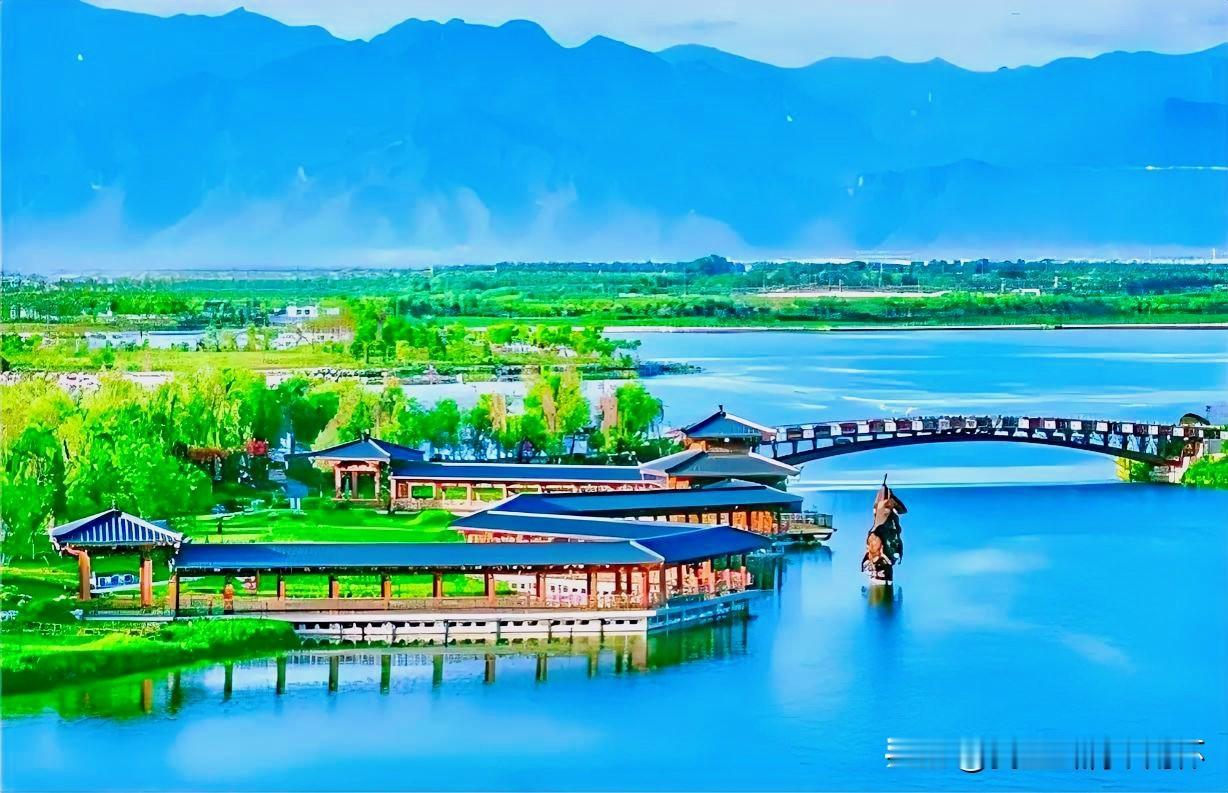 上联：石鲸鳞甲鱼龙舞
下联：有请雅士[玫瑰][玫瑰][玫瑰]