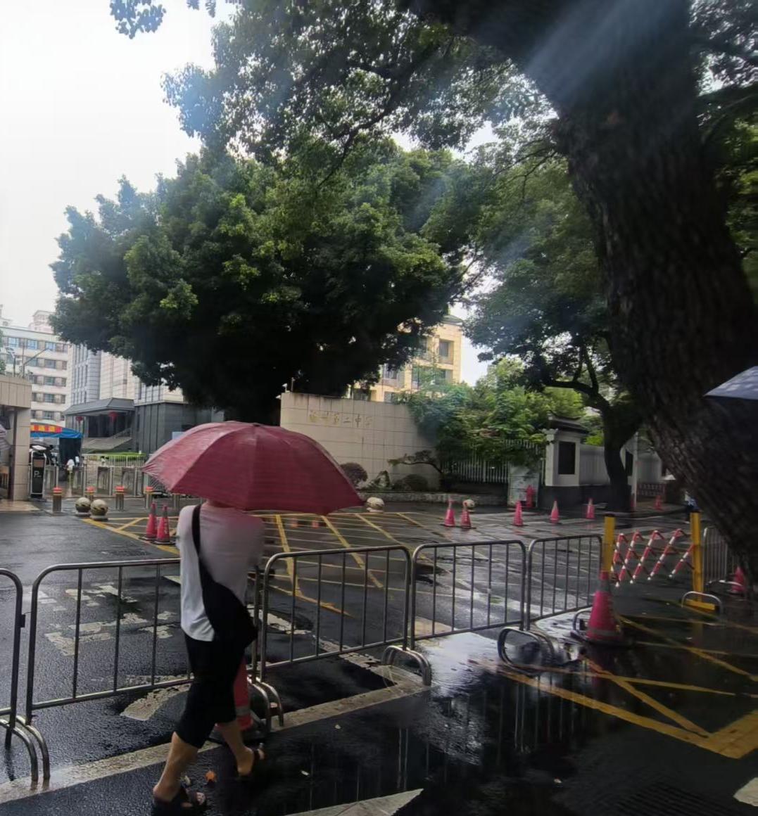 哪怕是下着大雨作为高考学生的家长依旧在考点外面等候着，这就是父爱和母爱，这就是福