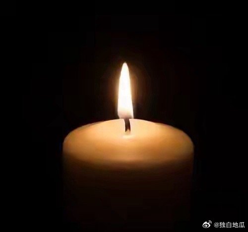朱媛媛说：“在学校时有一天我和李乃文在排练，旁边有个女同学内衣的扣子突然脱落了，