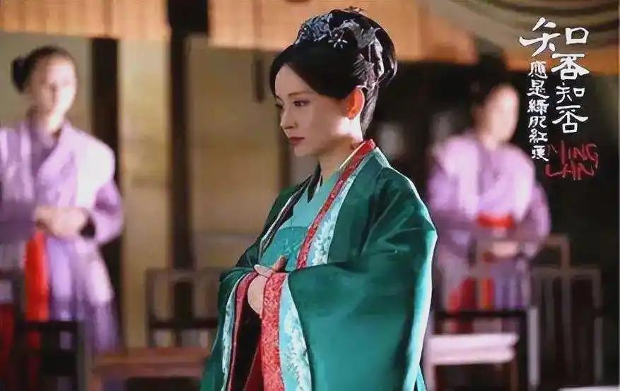 《知否》里墨兰拼命藏着，谨小慎微不出风头。
 
所有的人都觉得她完全不起眼。
 