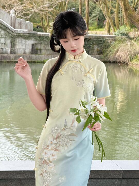 春天在我的旗袍上🍃