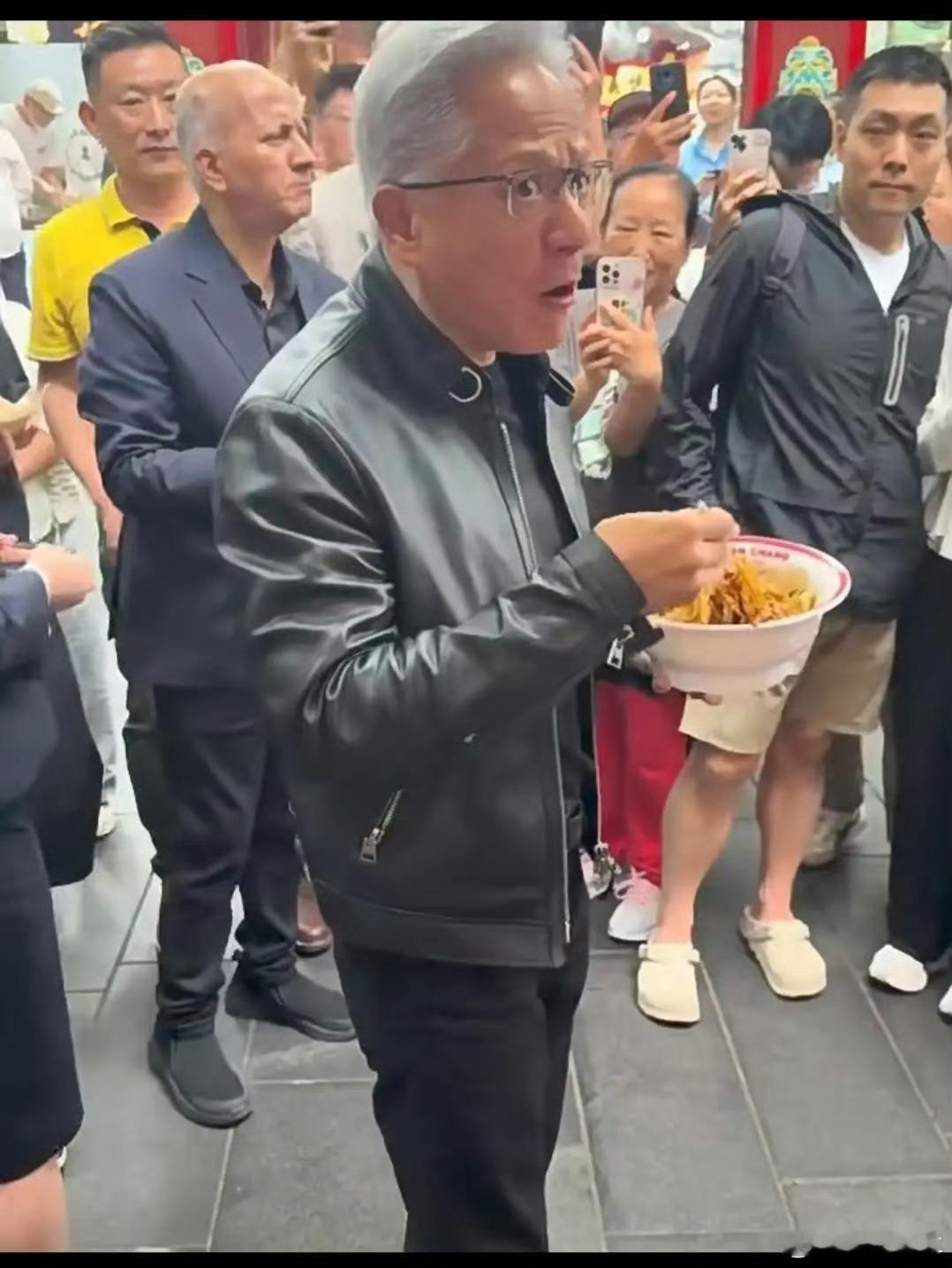 老黄这皮衣今天在北京不热吗？不过这炸酱面吃出了陕西面的感觉在外面吃～哈哈哈哈 