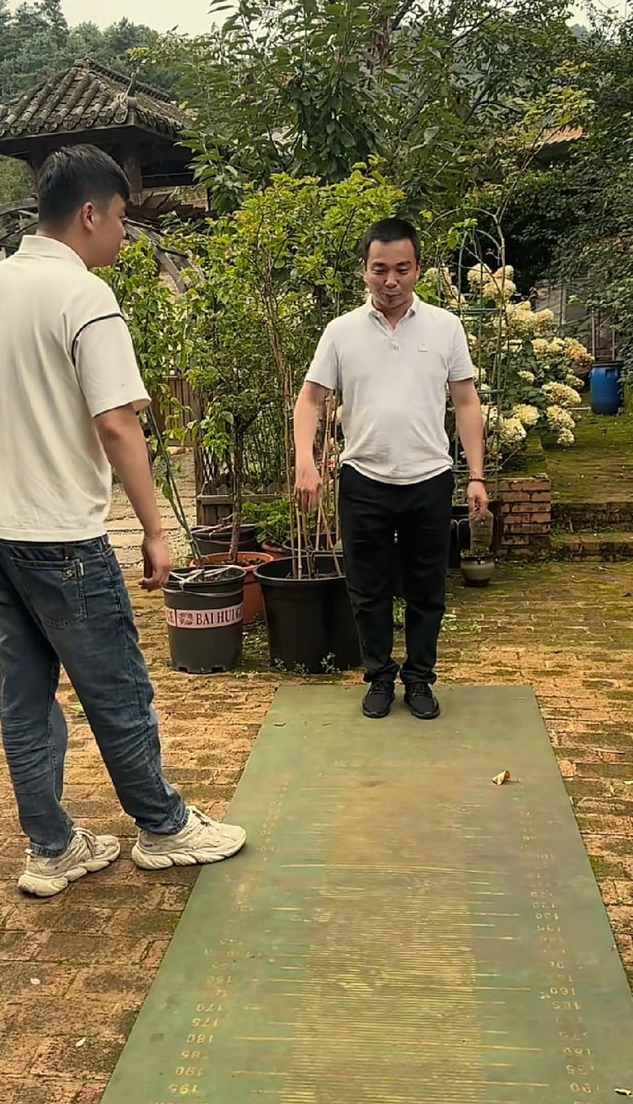 雨天民宿前趣味跳远赛，达文西成了全场笑点
 
连日阴雨笼罩云南，海哥一行人驻守民