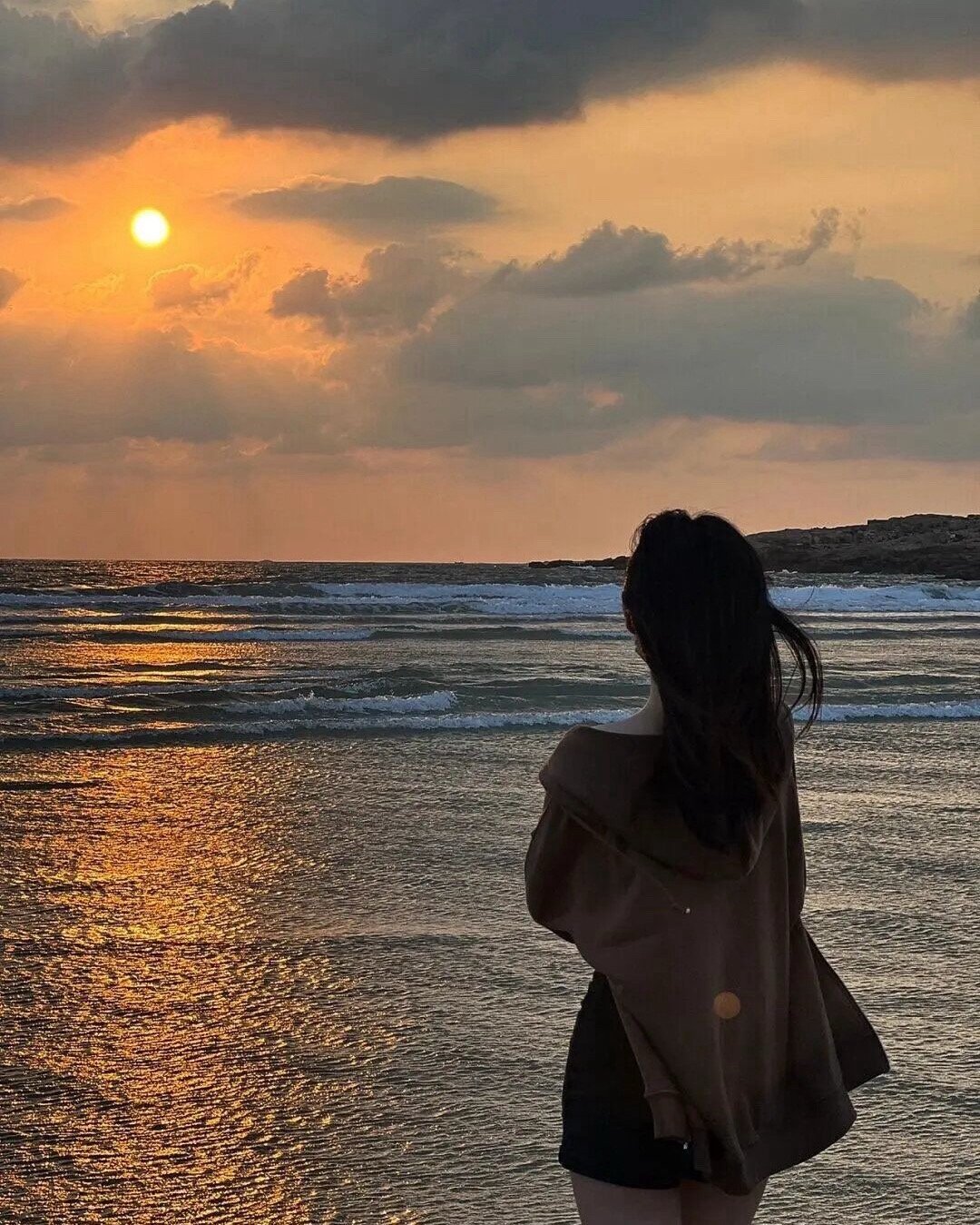 从那以后 我开始爱山爱水 爱酒爱烟 爱一切不会背叛和突然消失的东西 