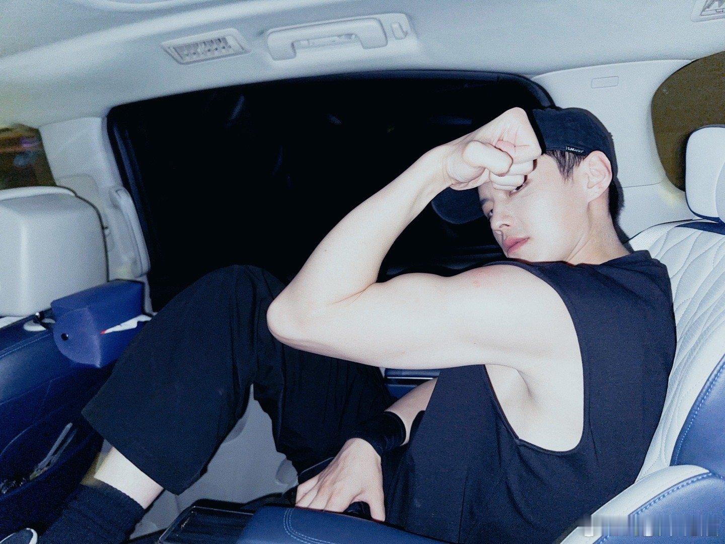 #何与白皮体育生#只看外表，一点看不出哥哥举铁拳击样样行啊，一身白皮看的我一个女