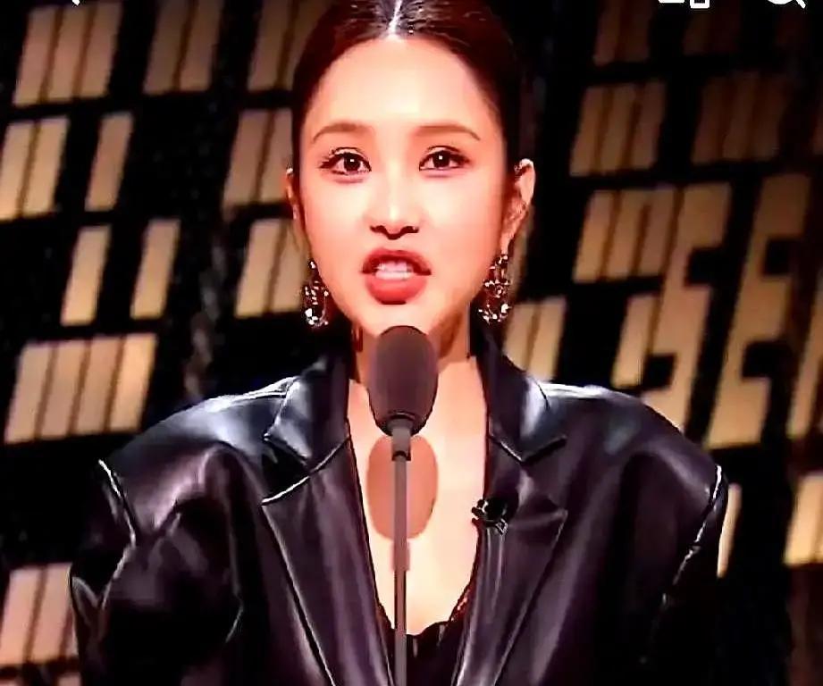 刘晓庆这话，真不是一般人敢说的
“一定要加强锻炼，不然眼睛整得再大，也看不清楚渣