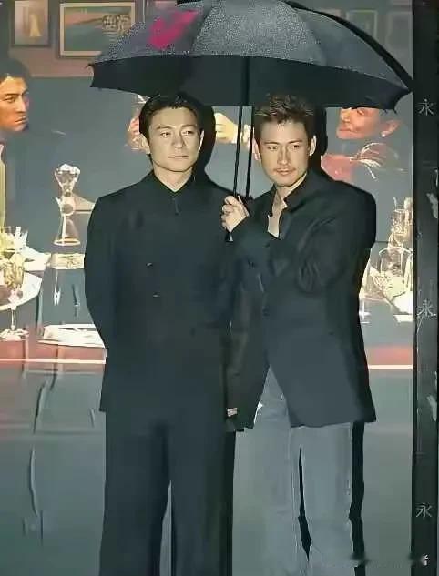 刘德华好大的架子，年轻时候竟然张学友给他撑雨伞，好像一个保镖。