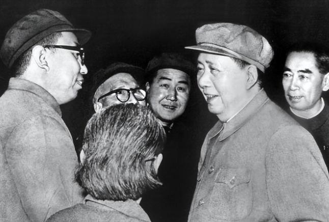 华国锋“憨厚老实”，毛主席对他也最为放心，可在毛主席去世后，华国锋却联合组织做了