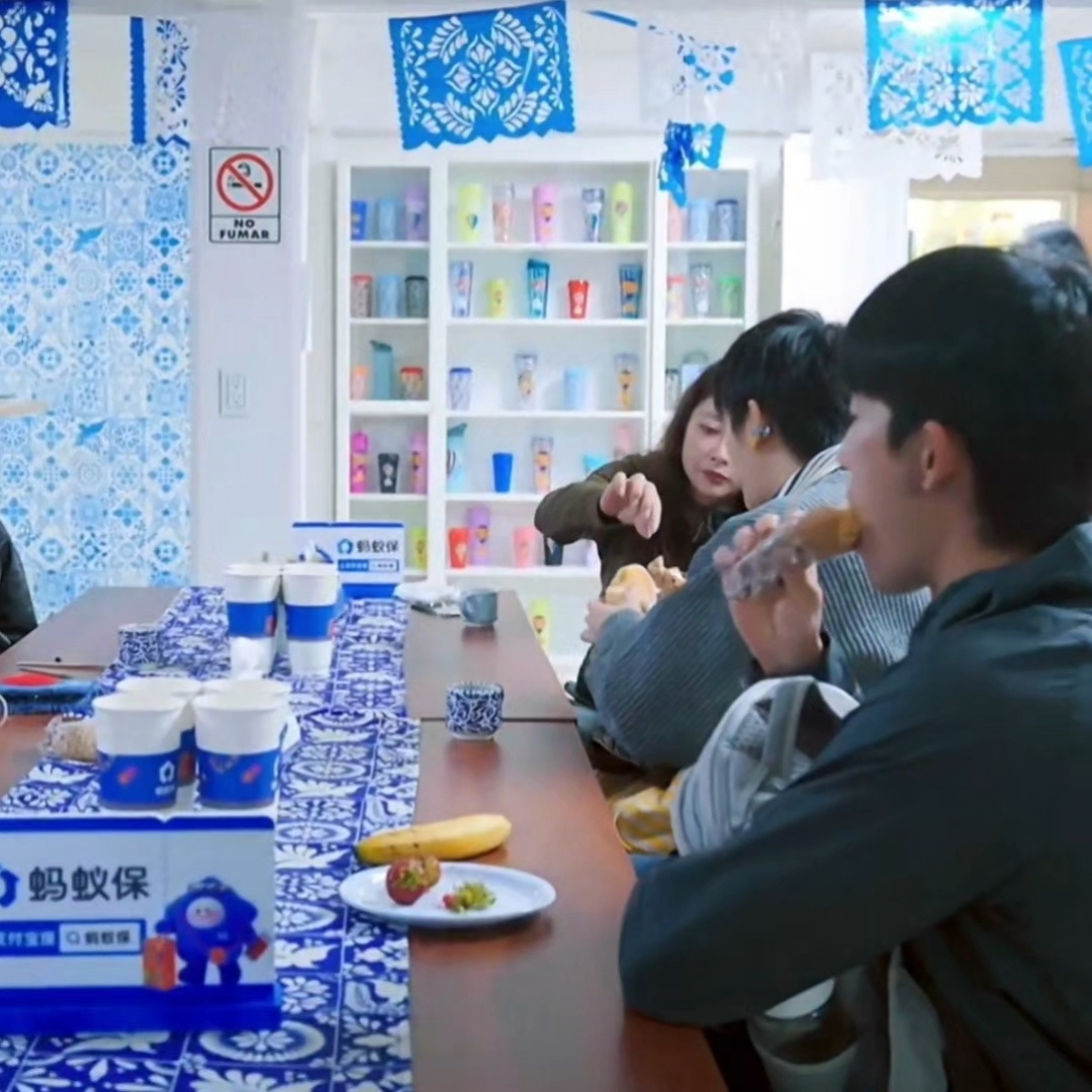 这里桃姐想尝尝菠萝包的味道 邓为乖乖的把自己咬过的那一边转过去 将另一边朝向姐姐