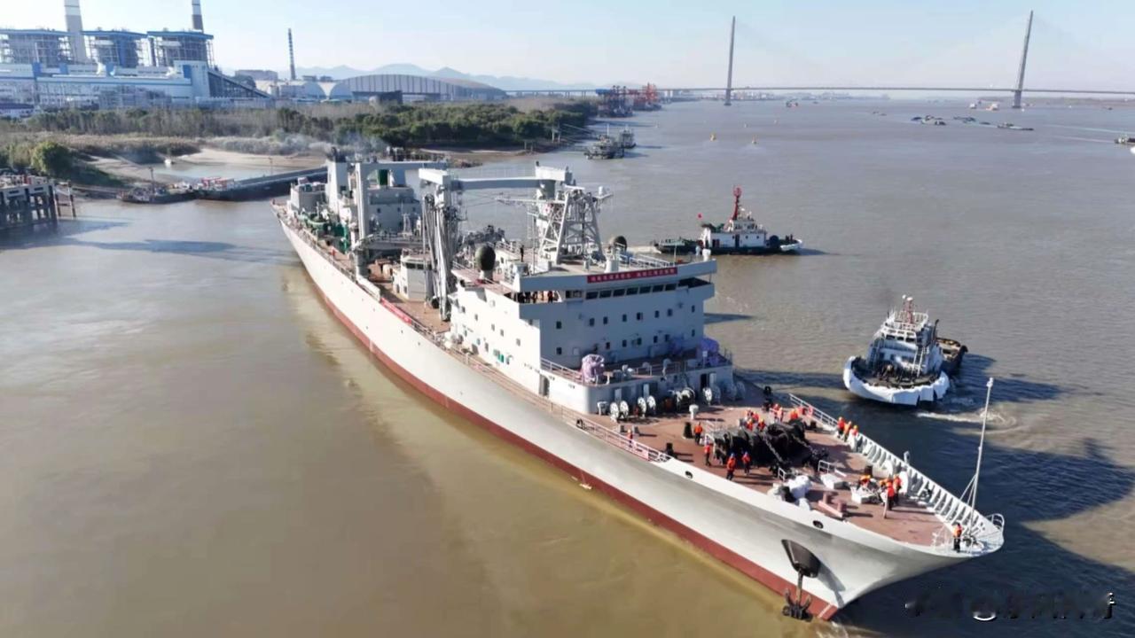 空中我国拥有运-20战略运输机，海上我国也拥有903综合补给舰，满载排水量2.3