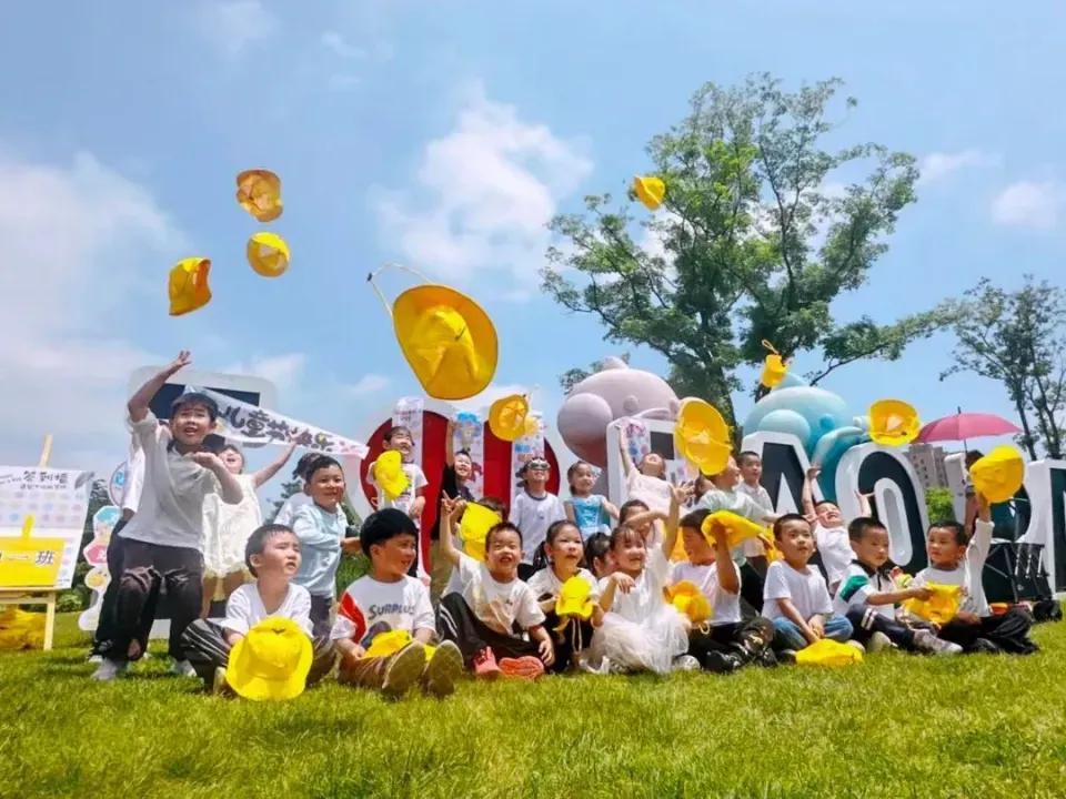 这是没有任何道理的预想和猜测。古往今来，穷人家的孩子有作为的实例数不胜数！所以还