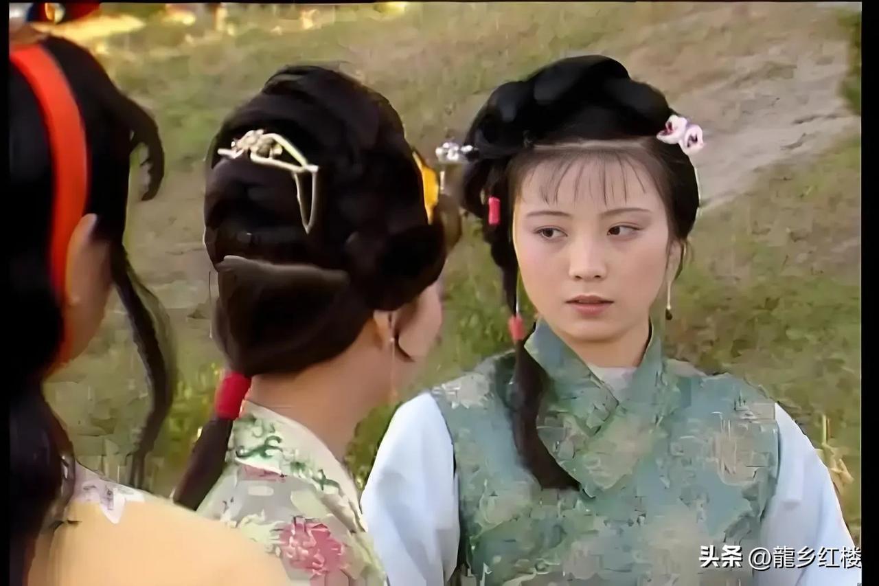 《红楼梦》里的“悼红轩”并非无端出现。
从文学作品讲究首尾呼应这一常理来说，既然