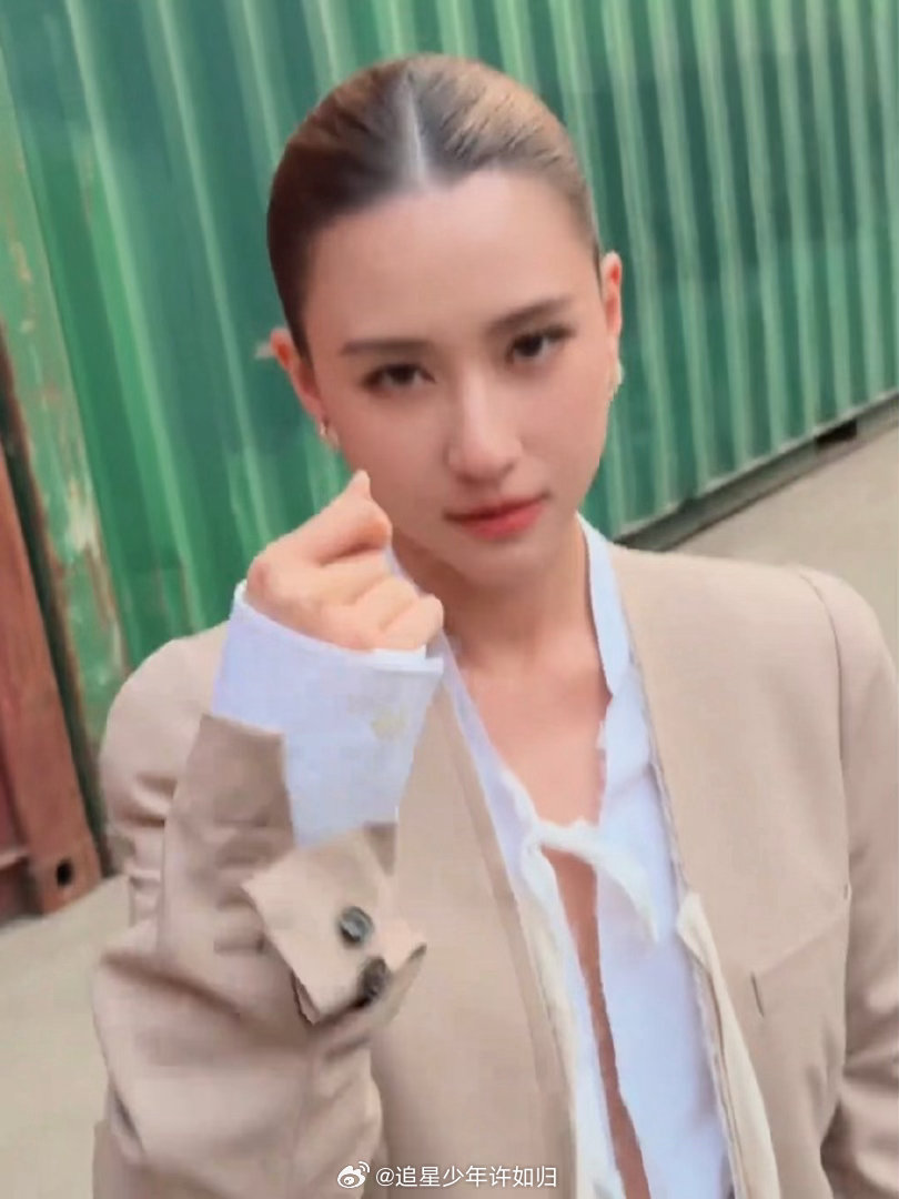 何超莲愚人节复仇摇何超莲cha复仇摇 被何超莲的愚人节狠狠拿捏了！别人都在玩浪漫