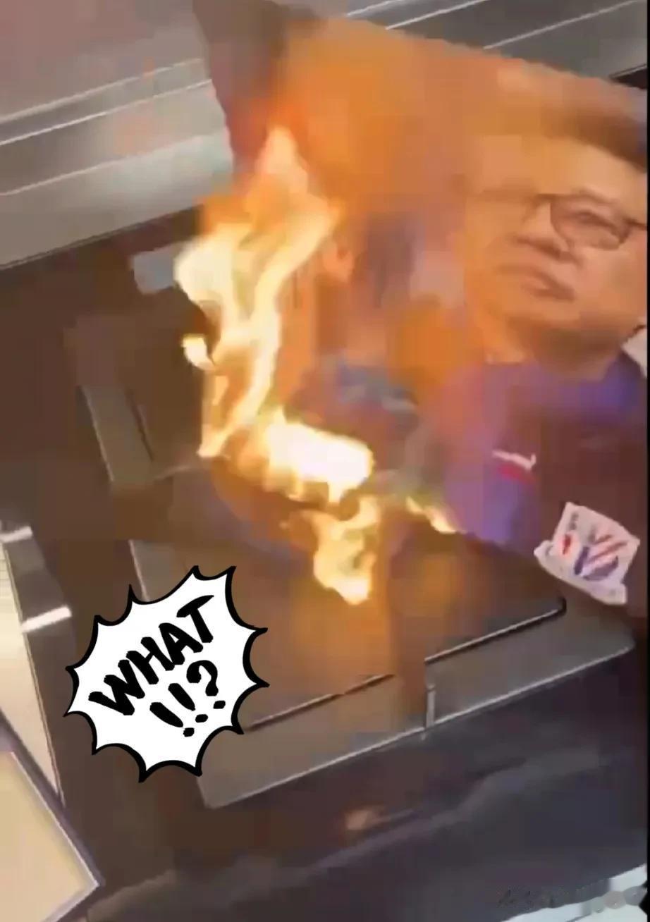 焚烧吴金贵画册照片！这位上海申花球迷做得有点儿过分了吧[震惊]

北京时间8月1