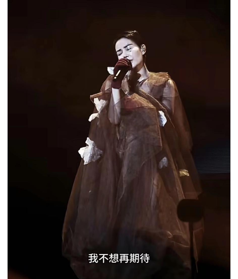 王菲是真牛，春晚歌曲未唱先火！
56岁王菲第六次登上春晚，观众们最关注的就是她要