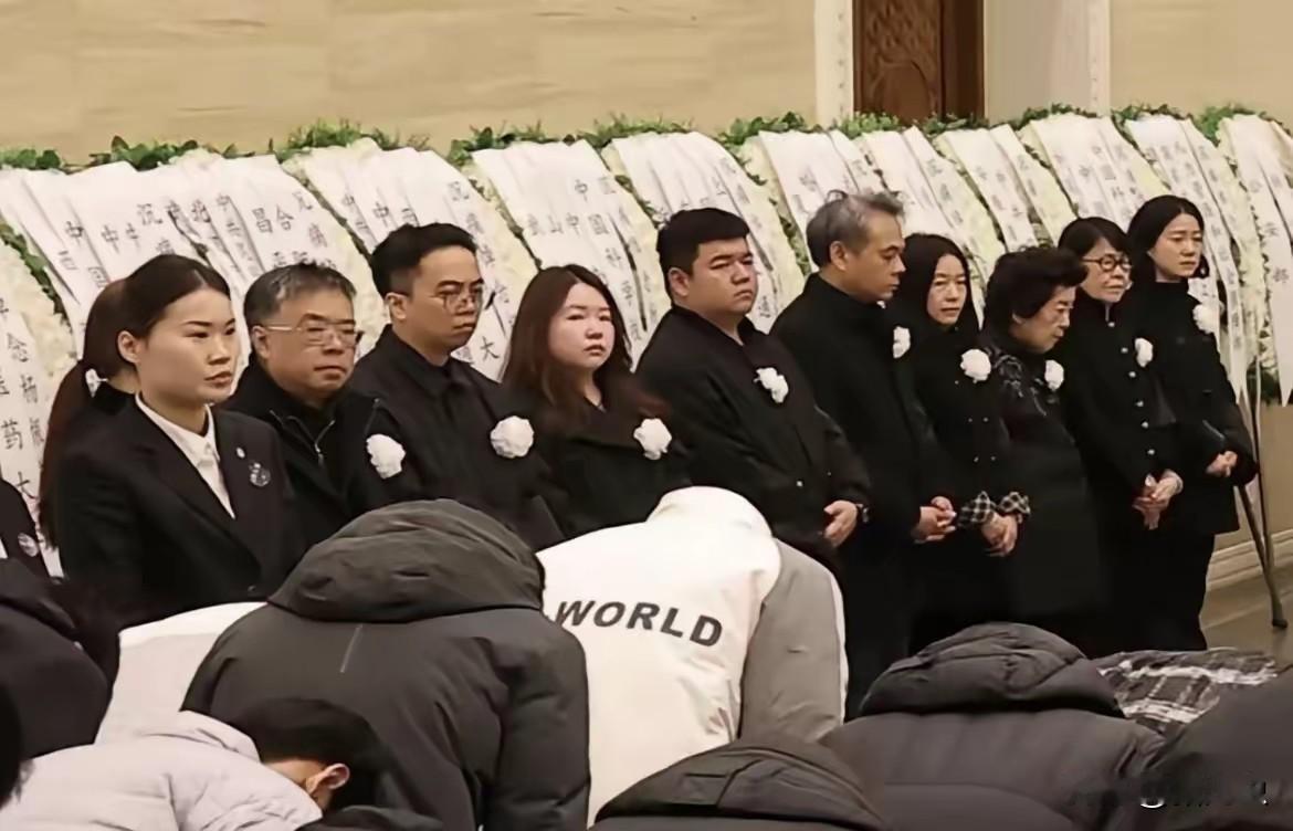 看杨振宁先生葬礼上的全家福
突然懂了什么叫刻在骨子里的家国情怀！三代人清一色
的