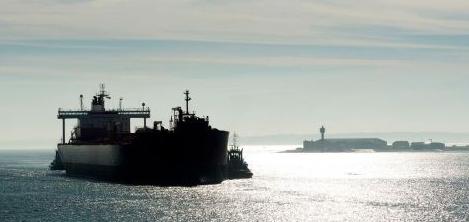 黄海突现5艘俄油轮扎堆滞留！12月17日，彭博社报道，因印度需求下降，运载俄罗斯