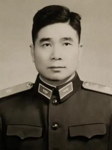 王平水（1915-1993） 
福建省永定县人。一九三一年加入中国共产主义青年团，一九三二年转入中国共产党，同年参加中国工农红军。土地革命战争时期，任永定县木船工会青工部长，福建省木船工会青工部长，红五军团十三军三十九师政治部宣传队队长，红五军团直属队青年干事，公略步兵学校连政治指导员，干部团连政治指导员。参加了长征。抗日战争时期，任中共镇原县委副书记，庆阳县委组织部长、县委书记。解放战争时期，任中共热西地委副书记，冀热察军区热西军分区副政治委员，冀察热辽军区政治部组织部部长，第四野战军十四兵团政治部组织部