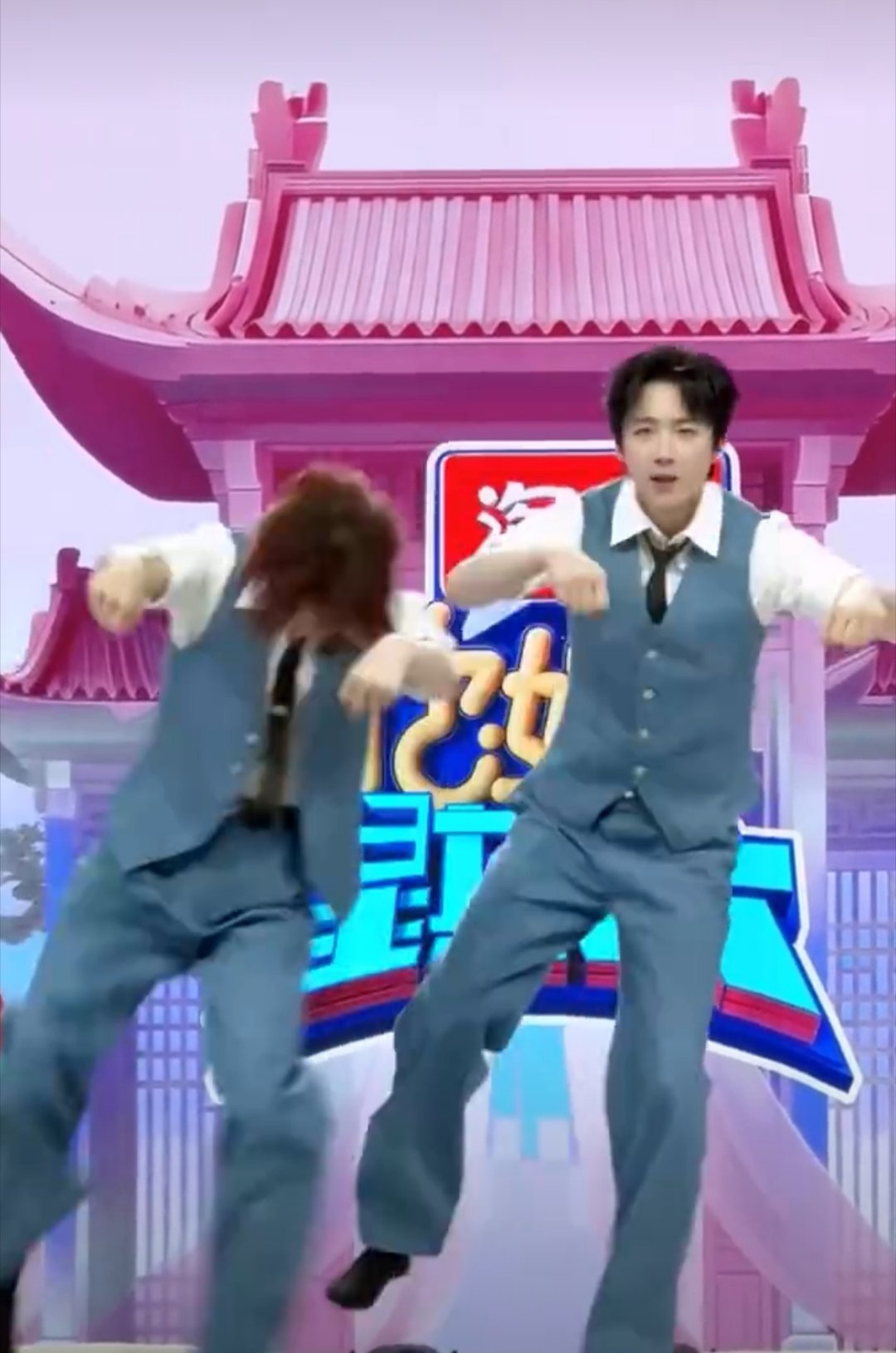 双人cha摩托摇帅到尖叫！动作干净利落，两位配合天衣无缝，绝！刘宇宁丁程鑫cha