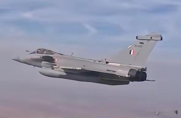 被击落的印度战机，复活了。
1月26日在印度的阅兵仪式上，多架印度阵风战机从空中